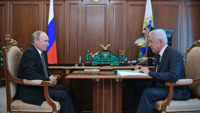 Президент РФ Владимир Путин во время встречи с временно исполняющим обязанности главы республики Владимиром Васильевым. 10 июля 2018 Президент РФ Владимир Путин во время встречи с временно исполняющим обязанности главы республики Владимиром Васильевым. 10 июля 2018