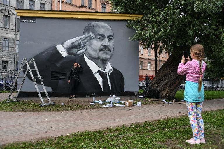Девушка фотографируется у граффити с главным тренером сборной России по футболу Станиславом Черчесовым на трансформаторной будке в Пушкарском саду в Санкт-Петербурге Девушка фотографируется у граффити с главным тренером сборной России по футболу Станиславом Черчесовым на трансформаторной будке в Пушкарском саду в Санкт-Петербурге