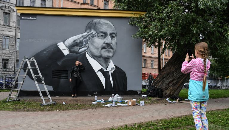 Девушка фотографируется у граффити с главным тренером сборной России по футболу Станиславом Черчесовым на трансформаторной будке в Пушкарском саду в Санкт-Петербурге