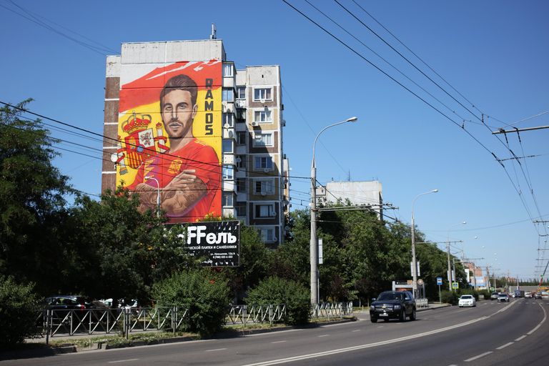 Граффити с изображением испанского футболиста Серхио Рамоса на стене дома в Краснодаре Граффити с изображением испанского футболиста Серхио Рамоса на стене дома в Краснодаре