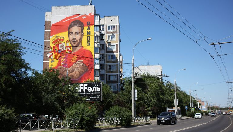 Граффити с изображением испанского футболиста Серхио Рамоса на стене дома в Краснодаре