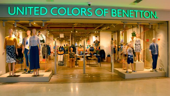 Витрина магазина Benetton. Архивное фото Витрина магазина Benetton. Архивное фото
