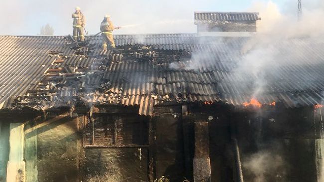 Сотрудники МЧС во время ликвидации пожара в производственно-складском здании в станице Северская на Кубани. 10 июня 2018