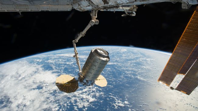 Американский грузовой корабль Northrop Grumman Cygnus и МКС. архивное фото