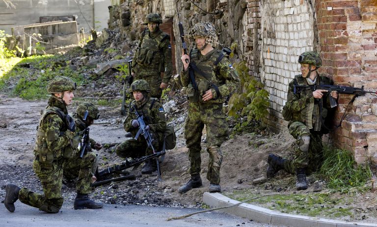Эстонские военные во время учений