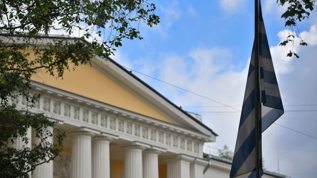 Флаг на территории посольства Греции в Москве. Архивное фото Флаг на территории посольства Греции в Москве. Архивное фото
