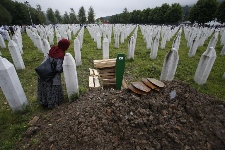 Во время перезахоронения жертв трагических событий 1995 года в Боснии и Герцеговине в Сребренице. 11 июля 2018 Во время перезахоронения жертв трагических событий 1995 года в Боснии и Герцеговине в Сребренице. 11 июля 2018