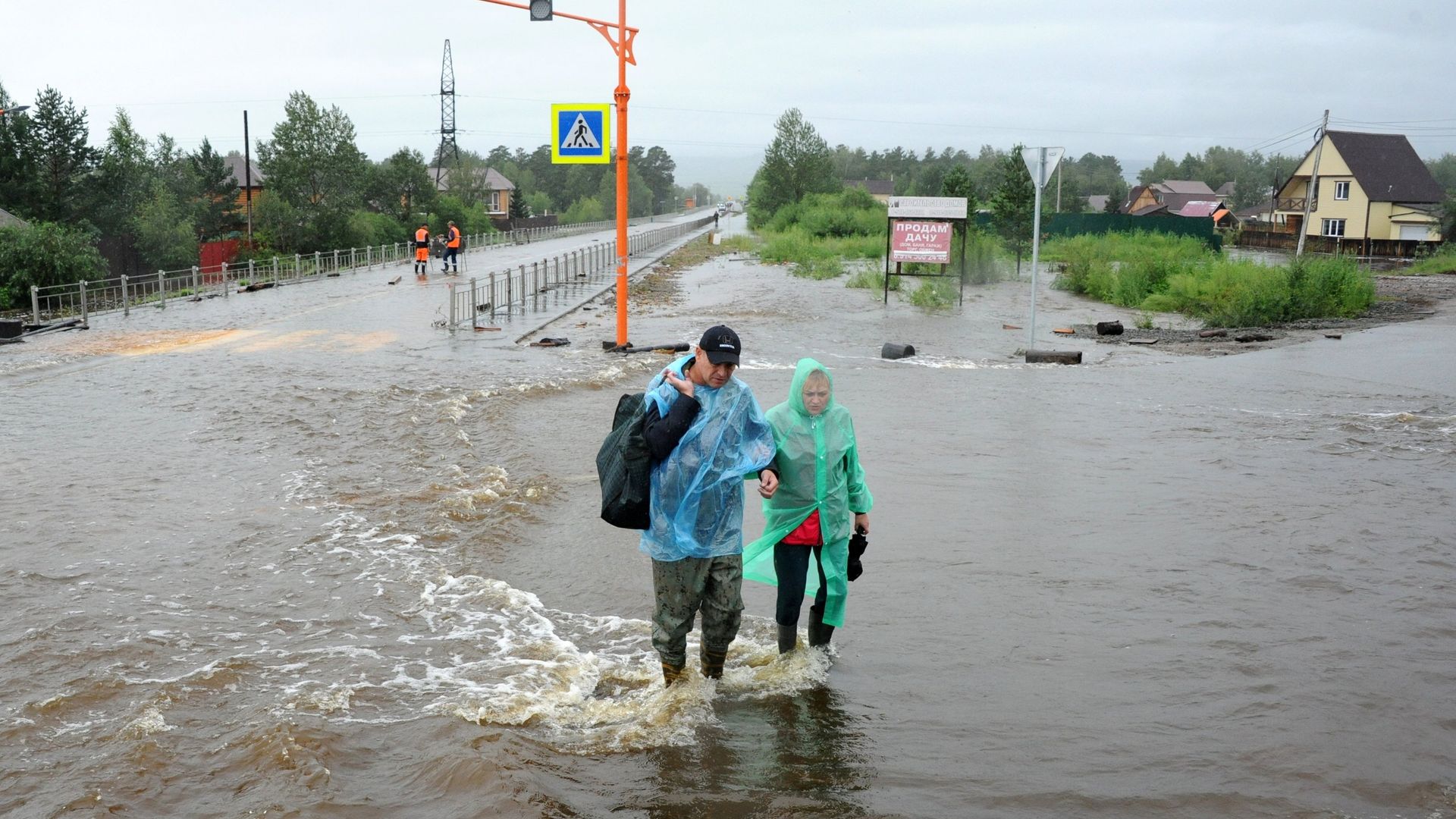 Местные жители на затопленной в результате паводка улице в Чите Местные жители на затопленной в результате паводка улице в Чите - РИА Новости, 1920, 14.07.2021