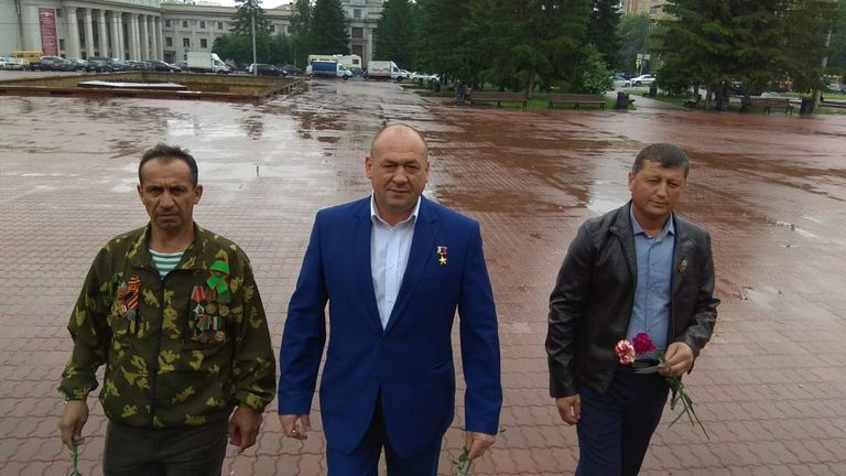 Слева рядовой Мирбако Додокалонов, посередине сержант Сергей Евланов Слева рядовой Мирбако Додокалонов, посередине сержант Сергей Евланов