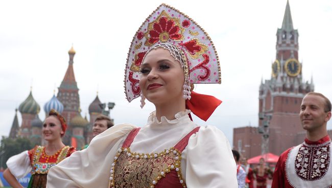 Выступление танцевального коллектива перед началом выставочного матча легенд ФИФА на Красной площади в Москве Выступление танцевального коллектива перед началом выставочного матча легенд ФИФА на Красной площади в Москве
