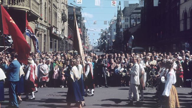 Народные гулянья в день праздника песни в Латвии. 1966 год Народные гулянья в день праздника песни в Латвии. 1966 год