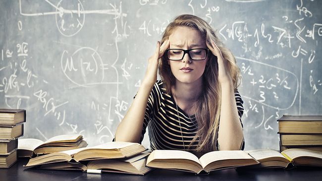 Студентка готовится к экзаменам Студентка готовится к экзаменам