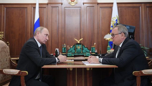 Президент РФ Владимир Путин и президент – председатель правления Банка ВТБ Андрей Костин Президент РФ Владимир Путин и президент – председатель правления Банка ВТБ Андрей Костин
