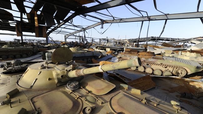 Разрушенная в результате бомбардировок НАТО военная база в Ливии. 1 ноября 2011 Разрушенная в результате бомбардировок НАТО военная база в Ливии. 1 ноября 2011