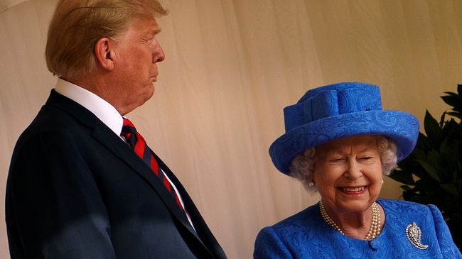 Президент США Дональд Трамп с британской королевой Елизаветой II. Архивное фото Президент США Дональд Трамп с британской королевой Елизаветой II. Архивное фото