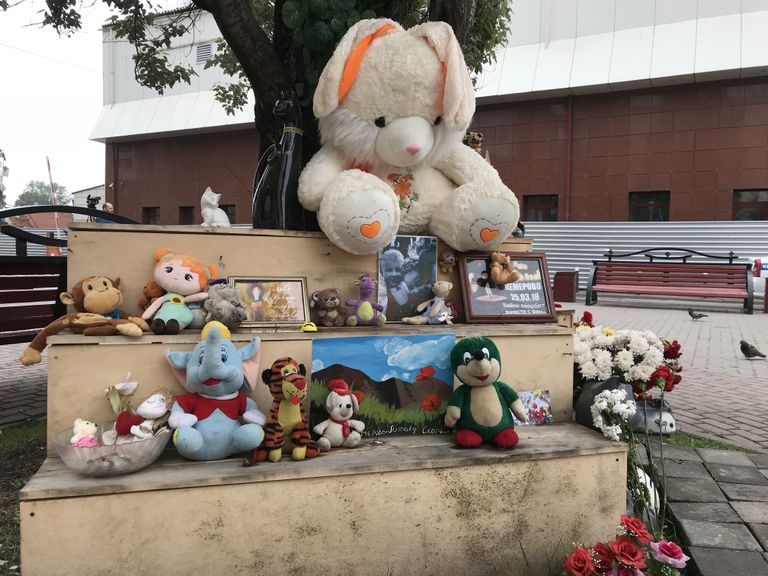 Мемориал в Кемерово, посвященный погибшим в пожаре ТЦ Зимняя Вишня. 14 июля 2018