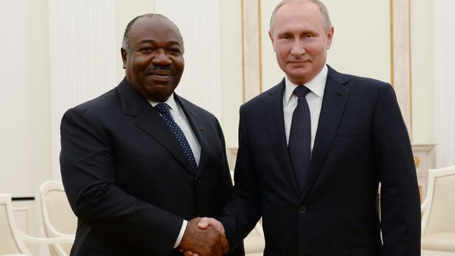 Президент РФ Владимир Путин и президент Габона Али бен Бонго Ондимба во время встречи. 14 июля 2018 Президент РФ Владимир Путин и президент Габона Али бен Бонго Ондимба во время встречи. 14 июля 2018