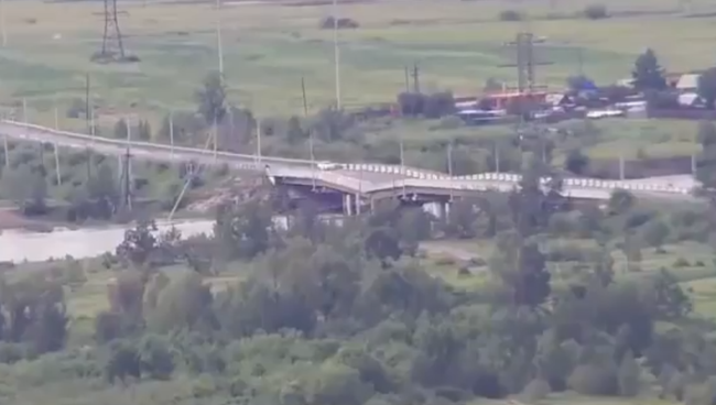 Момент обрушения автомобильного моста в Чите попал на видео Момент обрушения автомобильного моста в Чите попал на видео