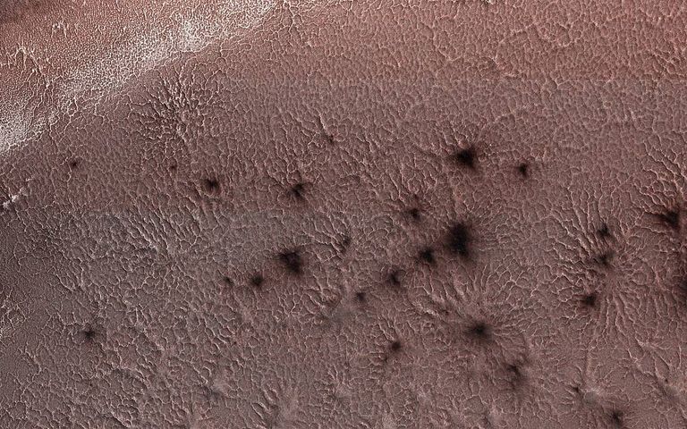 Снимок орбитального аппарата NASA с орбиты Марса с изображением Южного полюса Марса Снимок орбитального аппарата NASA с орбиты Марса с изображением Южного полюса Марса