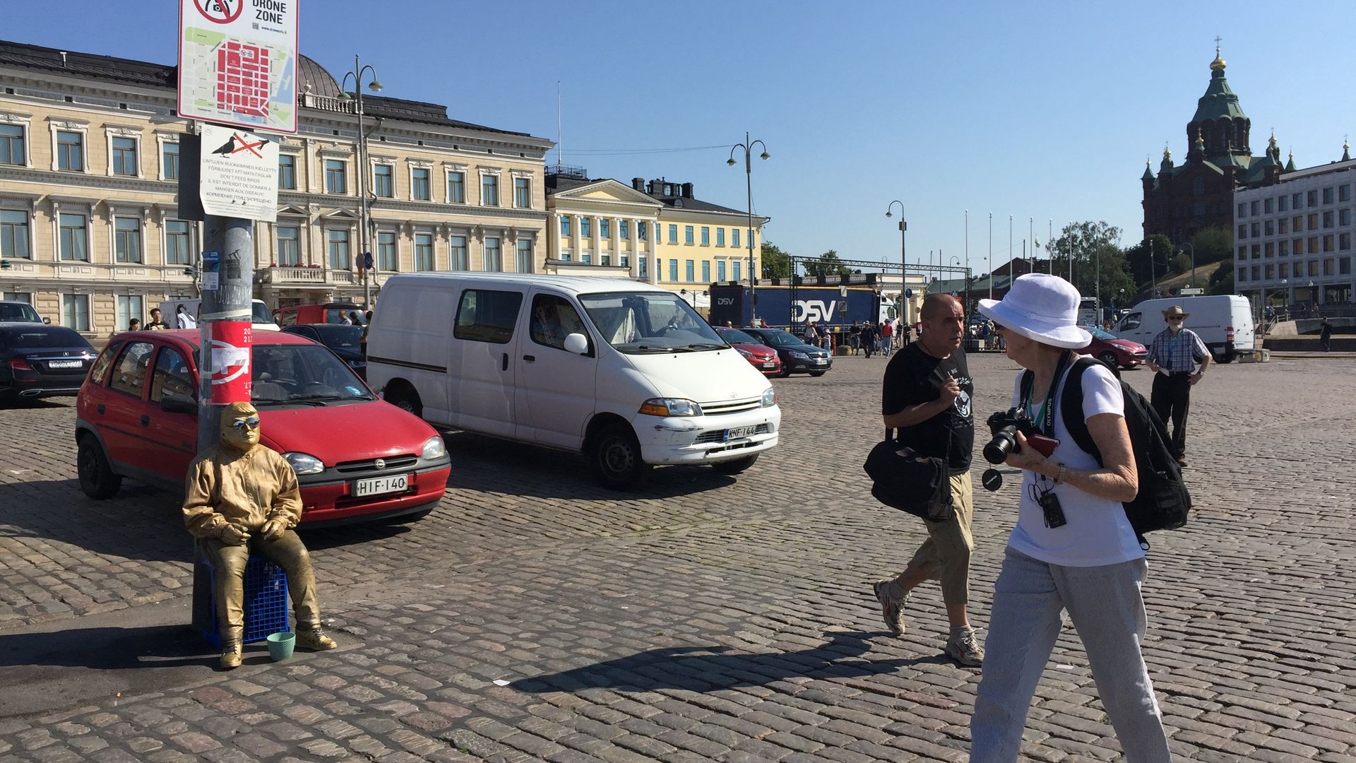 Двойник Трампа и туристы около президентского дворца в Хельсинки. 15 июля 2018 года - РИА Новости, 1920, 09.08.2022