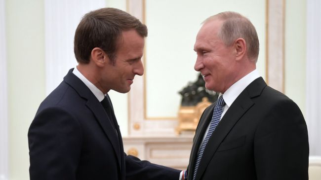 Владимир Путин и президент Франции Эммануэль Макрон. Архивное фото