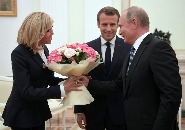 Владимир Путин и президент Франции Эммануэль Макрон с супругой Брижит во время встречи. 15 июля 2018 Владимир Путин и президент Франции Эммануэль Макрон с супругой Брижит во время встречи. 15 июля 2018
