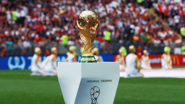Кубок на церемонии закрытия чемпионата мира по футболу. Архивное фото Кубок на церемонии закрытия чемпионата мира по футболу. Архивное фото