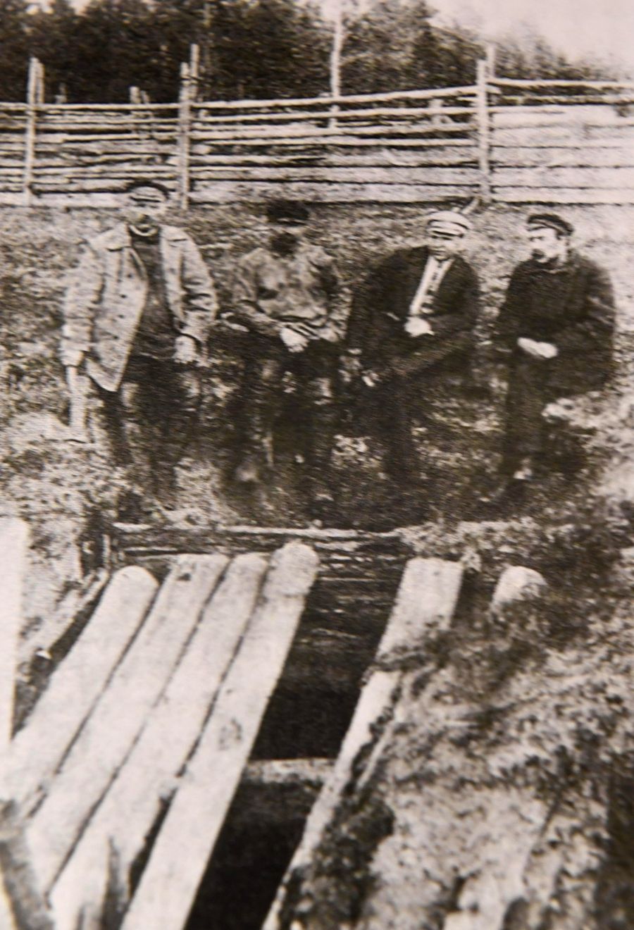 Копия фотографии Милиционер Т. П. Мальщиков и его помощники у края шахты (1918 г.) в музее святой царской семьи в Екатеринбурге
