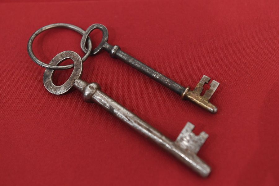Ключи от дома Ипатьевых (слева - межэтажный, справа - от расстрельной комнаты) в музее святой царской семьи в Екатеринбурге Ключи от дома Ипатьевых (слева - межэтажный, справа - от расстрельной комнаты) в музее святой царской семьи в Екатеринбурге
