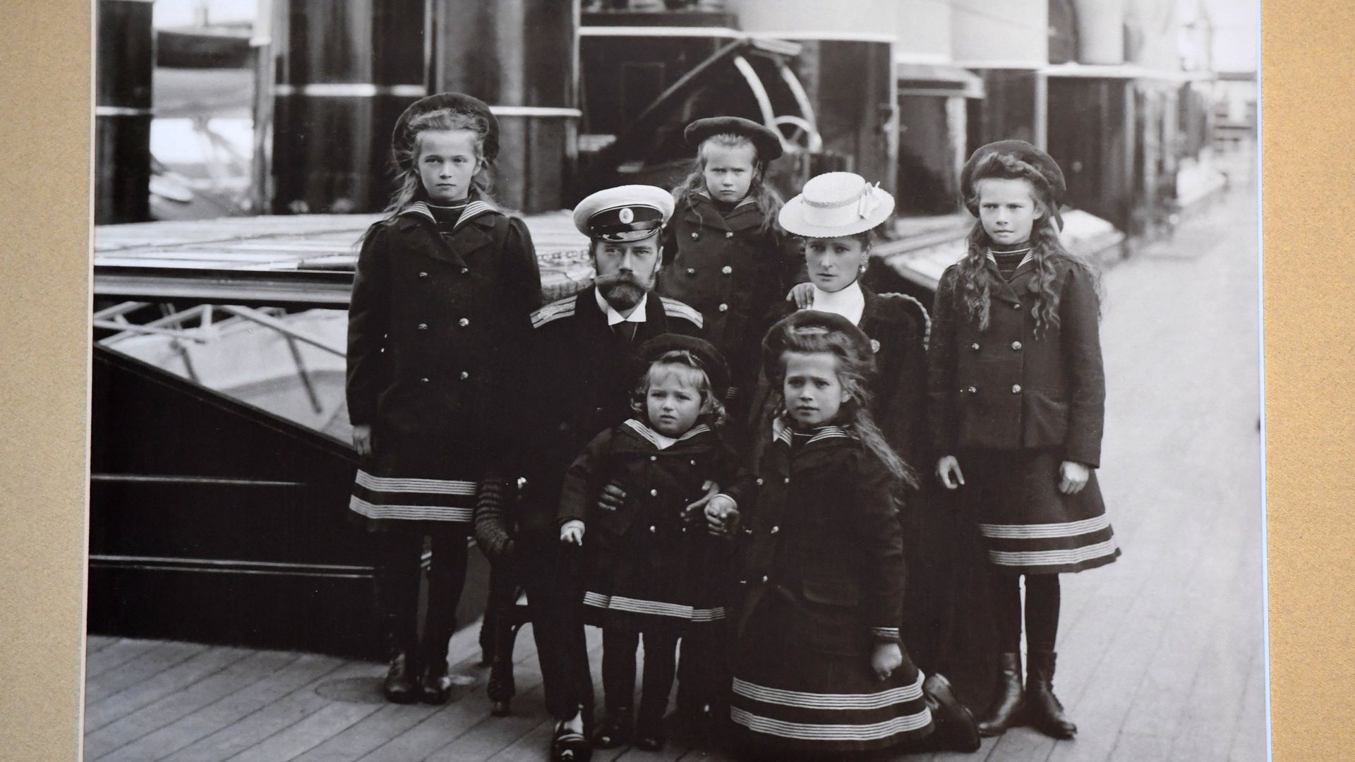 Фотография семьи Государя Императора Николая II на палубе императорской яхты Штандарт (1907 г.) в музее святой царской семьи в Екатеринбурге Фотография семьи Государя Императора Николая II на палубе императорской яхты Штандарт (1907 г.) в музее святой царской семьи в Екатеринбурге - РИА Новости, 1920, 20.07.2020