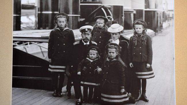 Фотография семьи Государя Императора Николая II на палубе императорской яхты Штандарт (1907 г.) в музее святой царской семьи в Екатеринбурге Фотография семьи Государя Императора Николая II на палубе императорской яхты Штандарт (1907 г.) в музее святой царской семьи в Екатеринбурге