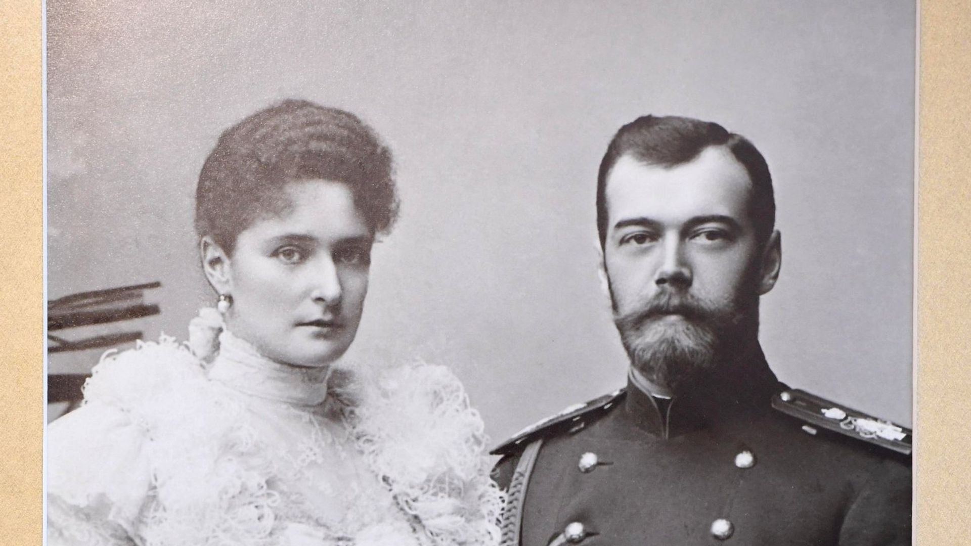 Фотография Императора Николая II и Императрицы Александры Федоровны в музее святой царской семьи в Екатеринбурге Фотография Императора Николая II и Императрицы Александры Федоровны в музее святой царской семьи в Екатеринбурге - РИА Новости, 1920, 15.07.2026