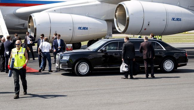 Лимузин проекта Кортеж во время встречи президента РФ Владимира Путина в аэропорту Вантаа в Хельсинки. 16 июля 2018