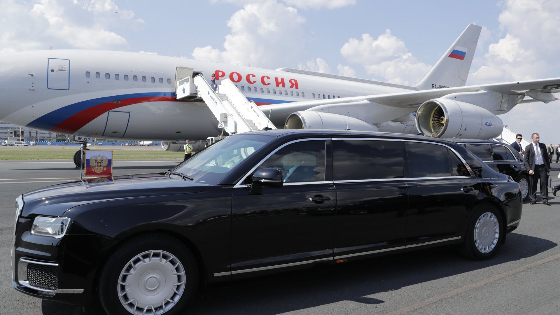 Лимузин проекта Кортеж во время встречи президента РФ Владимира Путина Лимузин проекта Кортеж во время встречи президента РФ Владимира Путина - РИА Новости, 1920, 30.06.2022