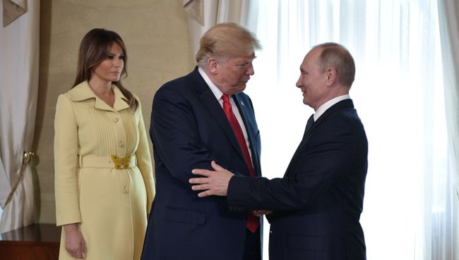 Президент РФ Владимир Путин, президент США Дональд Трамп (в центре) и его супруга Меланья во время встречи в президентском дворце в Хельсинки