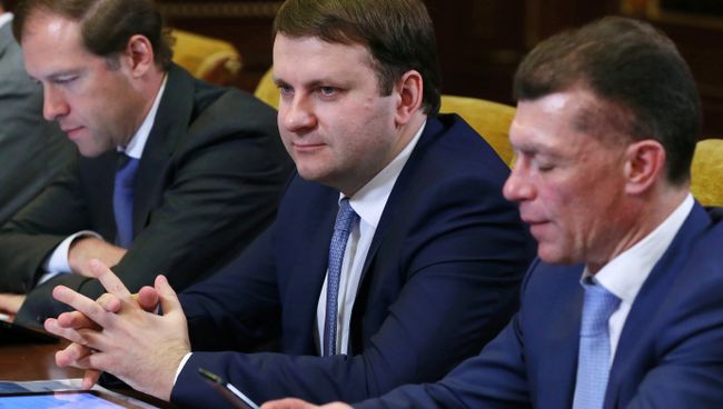 Министр промышленности и торговли РФ Денис Мантуров, министр экономического развития РФ Максим Орешкин и министр труда и социальной защиты РФ Максим Топилин на заседании президиума Совета по стратегическому развитию. 16 июля 2018 Министр промышленности и торговли РФ Денис Мантуров, министр экономического развития РФ Максим Орешкин и министр труда и социальной защиты РФ Максим Топилин на заседании президиума Совета по стратегическому развитию. 16 июля 2018