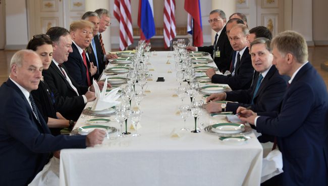 Президент РФ Владимир Путин и президент США Дональд Трамп во время российско-американских переговоров в расширенном составе, Хельсинки. 16 июля 2018 Президент РФ Владимир Путин и президент США Дональд Трамп во время российско-американских переговоров в расширенном составе, Хельсинки. 16 июля 2018