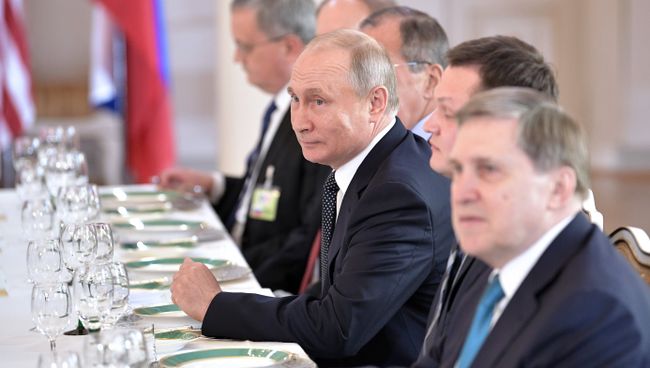 Президент РФ Владимир Путин во время российско-американских переговоров в расширенном составе в президентском дворце в Хельсинки. 16 июля 2018 Президент РФ Владимир Путин во время российско-американских переговоров в расширенном составе в президентском дворце в Хельсинки. 16 июля 2018