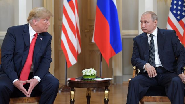Президент РФ Владимир Путин и президент США Дональд Трамп во время встречи в президентском дворце в Хельсинки. Архивное фото Президент РФ Владимир Путин и президент США Дональд Трамп во время встречи в президентском дворце в Хельсинки. Архивное фото