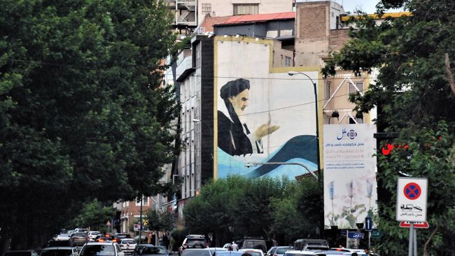 Автомобильное движение на улице Бахонара в Тегеране
