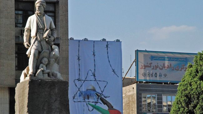 Памятник персидскому поэту Фирдоуси в Тегеран