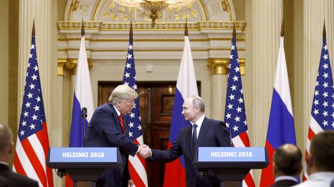 Президент РФ Владимир Путин и президент США Дональд Трамп во время пресс-конференции в Хельсинки. Архивное фото Президент РФ Владимир Путин и президент США Дональд Трамп во время пресс-конференции в Хельсинки. Архивное фото