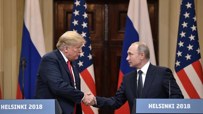 Президент РФ Владимир Путин и президент США Дональд Трамп во время пресс-конференции в Хельсинки. 16 июля 2018 Президент РФ Владимир Путин и президент США Дональд Трамп во время пресс-конференции в Хельсинки. 16 июля 2018