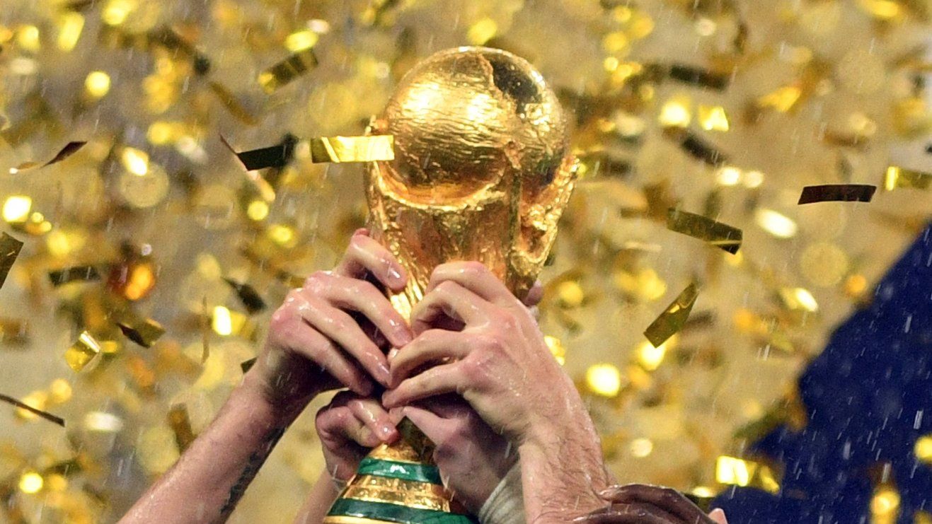 Кубок чемпионата мира по футболу 2018 в руках игроков сборной Франции - РИА Новости, 1920, 30.11.2022
