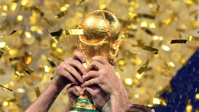 Кубок чемпионата мира по футболу 2018 в руках игроков сборной Франции
