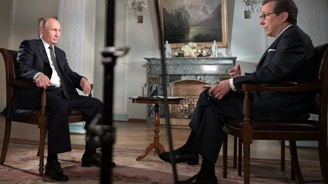 Президент РФ Владимир Путин и ведущий телеканала Fox News Крис Уоллес во время интервью в Хельсинки. 16 июля 2018 Президент РФ Владимир Путин и ведущий телеканала Fox News Крис Уоллес во время интервью в Хельсинки. 16 июля 2018