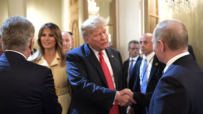 Президент РФ Владимир Путин и президент США Дональд Трамп с супругой Меланьей после совместной пресс-конференции в Хельсинки. 16 июля 2018. Архивное фото Президент РФ Владимир Путин и президент США Дональд Трамп с супругой Меланьей после совместной пресс-конференции в Хельсинки. 16 июля 2018. Архивное фото