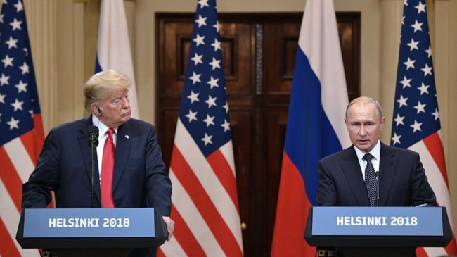 Президент РФ Владимир Путин и президент США Дональд Трамп на пресс-конференции по итогам встречи в Хельсинки. 16 июля 2018