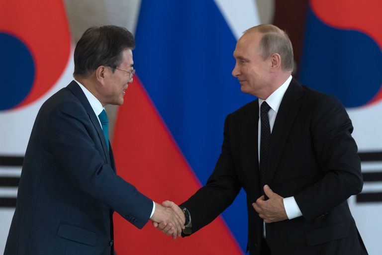 Президент РФ Владимир Путин и президент Республики Корея Мун Чжэ Ин во время пресс-конференции по итогам встречи в Кремле. 22 июня 2018 Президент РФ Владимир Путин и президент Республики Корея Мун Чжэ Ин во время пресс-конференции по итогам встречи в Кремле. 22 июня 2018
