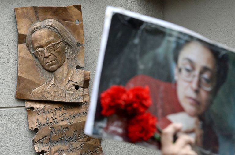 Мемориальная доска в память о журналистке Анне Политковской на фасаде здания редакции Новой газеты Мемориальная доска в память о журналистке Анне Политковской на фасаде здания редакции Новой газеты